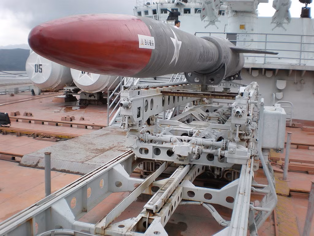 Theo thiết kế, tàu sân bay Minsk và Kiev trang bị 8 tên lửa hành trình chống hạm P-500 Bazalt (tầm bắn 500km); 2 bệ phóng tên lửa phòng không tầm trung M-11 Shtorm; 2 bệ phóng tên lửa phòng không tầm thấp 9K33 Osa; 2 pháo hạm AK-726; 8 pháo phòng không AK-630; 10 ống phóng ngư lôi 533mm và 1 bệ phóng bom săn ngầm SUW-N-1. Ảnh: Wikipedia