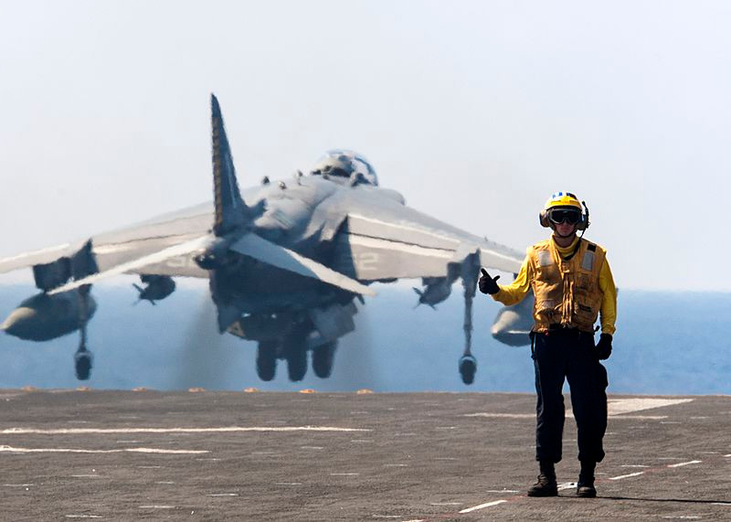 Với thiết kế như vậy cho phép AV-8B Harrier II triển khai dễ dàng trên các tàu sân bay hạng nhẹ (cỡ 10-20.000 tấn) hoặc là các tàu tấn công đổ bộ của Hải quân Mỹ với boong phóng máy bay hạn chế. Nguồn ảnh: Wikipedia
