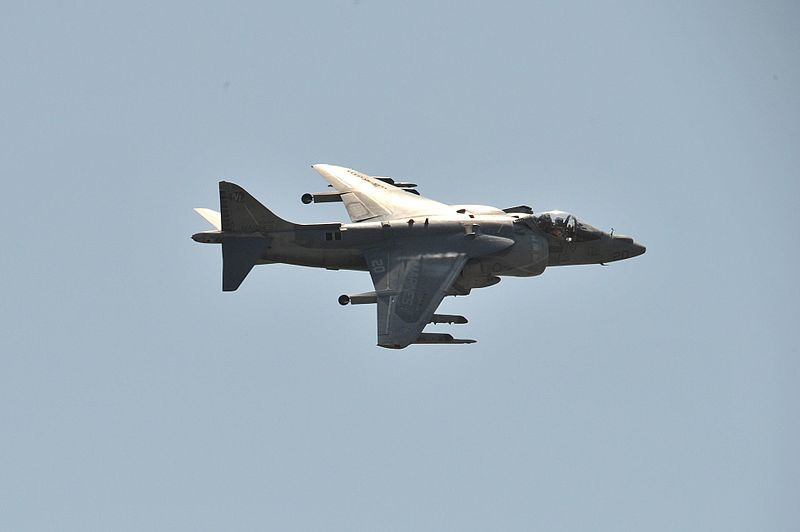 Độc đáo là thế, tiện dụng là vậy, nhưng mà đây cũng chính là điểm yếu của dòng máy bay AV-8B Harrier. Việc hạ cánh thẳng đứng tiềm ẩn nhiều nguy hiểm đối với máy bay phản lực chiến đấu, đó là chưa kể động cơ này cũng không phải là đáng tin cậy. Bằng chứng là không chỉ ở Mỹ mà hầu hết các quốc gia khác sử dụng dòng máy bay này như Anh và Tây Ban Nha cũng gặp nhiều vụ tai nạn tương tự. Nguồn ảnh: Wikipedia