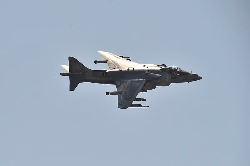 Độc đáo là thế, tiện dụng là vậy, nhưng mà đây cũng chính là điểm yếu của dòng máy bay AV-8B Harrier. Việc hạ cánh thẳng đứng tiềm ẩn nhiều nguy hiểm đối với máy bay phản lực chiến đấu, đó là chưa kể động cơ này cũng không phải là đáng tin cậy. Bằng chứng là không chỉ ở Mỹ mà hầu hết các quốc gia khác sử dụng dòng máy bay này như Anh và Tây Ban Nha cũng gặp nhiều vụ tai nạn tương tự. Nguồn ảnh: Wikipedia