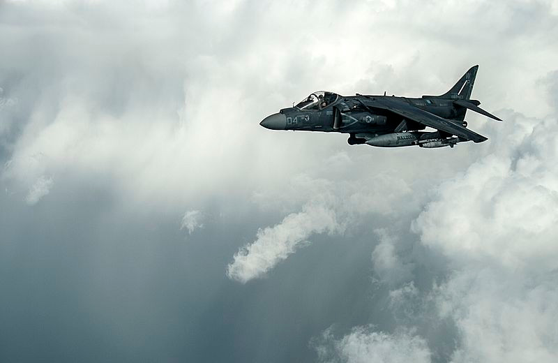 Ngoài việc mất an toàn, với việc sử dụng động cơ dạng này cũng khiến dòng AV-8B Harrier mất đi hai thứ quan trọng nhất là tốc độ và vũ khí. Tốc độ của máy bay chỉ đạt mức cận âm 1.083km/h, bán kính chiến đấu 556km, tốc độ leo cao rất chậm 75m/s. Nguồn ảnh: Wikipedia