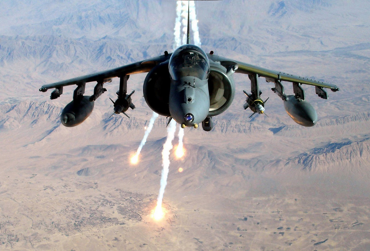 Quyết định tăng hạn sử dụng các máy bay AV-8B Harrier II có thể là nhằm đối phó với tình hình các máy bay F-35B chưa sẵn sàng, cũng như chưa đủ số lượng cần và đủ cho các hoạt động tác chiến của Thủy quân Lục chiến Mỹ cũng như Hải quân Mỹ. Nguồn ảnh: Wikipedia