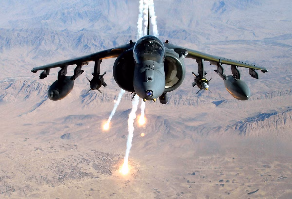 Quyết định tăng hạn sử dụng các máy bay AV-8B Harrier II có thể là nhằm đối phó với tình hình các máy bay F-35B chưa sẵn sàng, cũng như chưa đủ số lượng cần và đủ cho các hoạt động tác chiến của Thủy quân Lục chiến Mỹ cũng như Hải quân Mỹ. Nguồn ảnh: Wikipedia