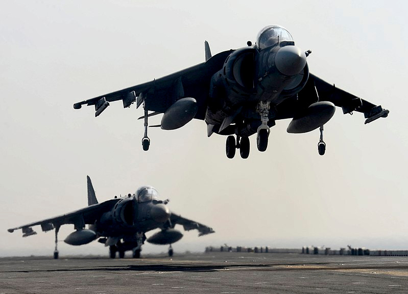 Theo giới truyền thông quốc tế, Thủy quân Lục chiến Mỹ gần đây đã đưa ra quyết định tăng hạn sử dụng các máy bay AV-8B Harrier II tới năm 2028. "Chúng tôi sẽ kéo dài thời gian sử dụng các máy bay AV-8B tới năm 2028 và F/A-18 tới năm 2030-2031", Phó tư lệnh hàng không Thủy quân Lục chiến - tướng Steven R. Rudder cho hay. Nguồn ảnh: Wikipedia