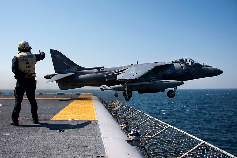 Trong ảnh, AV-8B Harrier II cất cánh “nhẹ nhàng” từ tàu đổ bộ tấn công của Hải quân Mỹ mà không cần tới hệ thống máy phóng thủy lực. Vòi phun đặc biệt của nó sẽ giúp máy bay bay lên dễ dàng… Nguồn ảnh: Wikipedia