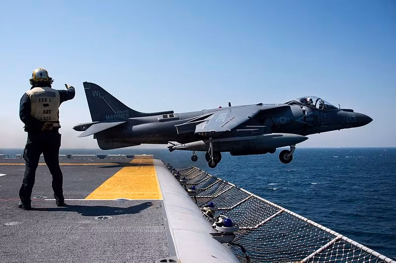 Trong ảnh, AV-8B Harrier II cất cánh “nhẹ nhàng” từ tàu đổ bộ tấn công của Hải quân Mỹ mà không cần tới hệ thống máy phóng thủy lực. Vòi phun đặc biệt của nó sẽ giúp máy bay bay lên dễ dàng… Nguồn ảnh: Wikipedia