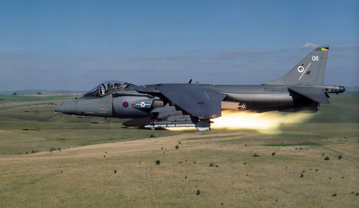 Máy bay cũng có khả năng không đối không khi cần với việc mang được 2-4 tên lửa tầm nhiệt AIM-9 hoặc đến 6 quả AIM-120 với phiên bản AV-8B Plus của Hải quân Mỹ (tích hợp radar AN/APG-65). Tuy vậy, nhìn chung với động cơ không tin cậy, tốc độ bay chậm thì AV-8B không nên “solo” với bất kỳ loại tiêm kích nào. Nguồn ảnh: Wikipedia