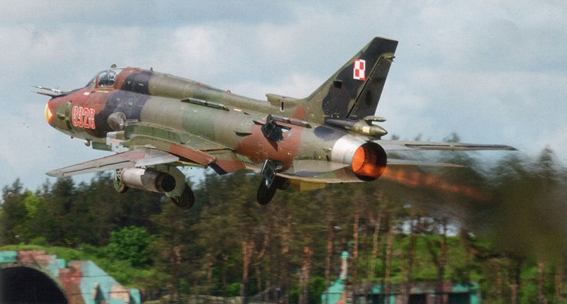 Trên nền tảng Su-7, từ giữa những năm 1960, OKB Sukhoi bắt tay vào phát triển máy bay cánh cụp cánh xòe đầu tiên của mình. Năm 1970 chúng chính thức được trang bị với tên gọi Su-17 cùng bộ cánh "ma thuật". 2.867 chiếc Su-17 và phiên bản xuất khẩu Su-20, Su-22 được chế tạo từ 1969-1990 cho Không quân Liên Xô và phục vụ xuất khẩu. Các tính năng của máy bay độc đáo, độ tin cậy khiến nó nhanh chóng trở thành tiêm kích - bom bán chạy nhất của Sukhoi thời bấy giờ. Nguồn ảnh: Wikipedia