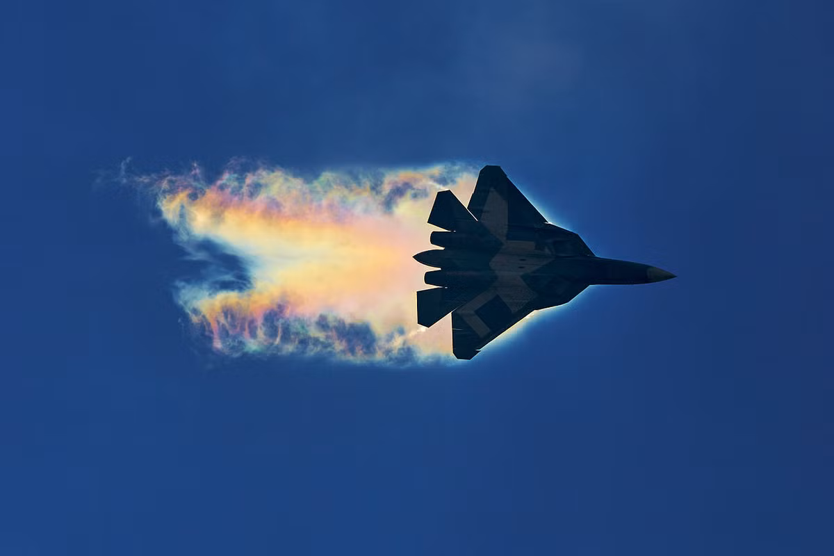 Thế hệ thứ 5 của máy bay Sukhoi cũng chính là tương lai của không quân Nga - tiêm kích tàng hình Sukhoi Su-57 cất cánh lần đầu tiên năm 2010. Năm 2018, Bộ Quốc phòng Nga đã quyết định mua 76 Su-57 để trang bị đủ cho 3 trung đoàn vào năm 2028. Su-57 dù vẫn đang còn phát triển nhưng nó cũng hứa hẹn sẽ thiết lập những kỷ lục mới cho “đại gia đình” Sukhoi. Nguồn ảnh: Wikipedia