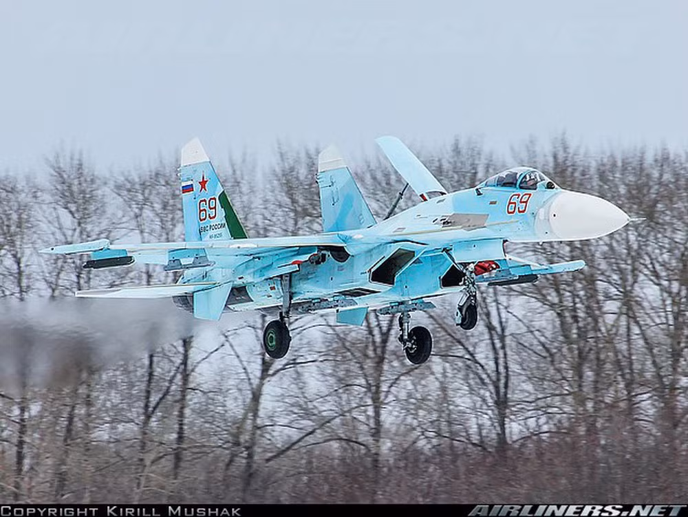 Kể từ khi ra đời ngày 29/7/1939 đến nay, phòng thiết kế Sukhoi đã phát triển hơn 100 loại máy bay quân sự, một phần trong số đó tạo nên bước đột phá sáng chói trong ngành hàng không quân sự toàn cầu. Tập đoàn Rostec mới đây đã chọn lựa 5 đại diện của 5 thế hệ máy bay Sukhoi, mà từ đó người ta đã phát triển thành công hàng loạt mẫu chiến đấu cơ tốt nhất thế giới. Nguồn ảnh: Airliners.net