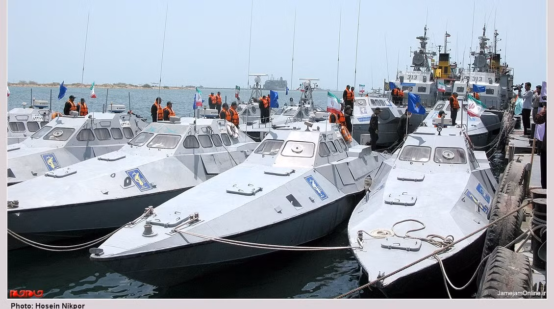 Ngoài ra, hải quân Vệ binh Cách mạng Iran còn có trng tay khoảng vài chục chiếc tàu tên lửa tấn công nhanh siêu nhỏ có lượng giãn nước chỉ vài chục tấn, thường được trang bị 2 tên lửa chống hạm hạng nhẹ kiểu Trung Quốc. Nguồn ảnh: Uskowi on Iran