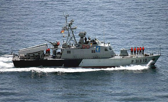 Chiếc tàu tên lửa bé bỏng này được trang bị hai bệ phóng tên lửa chống hạm (loại C-802 hoặc C-704 của Trung Quốc), tháp pháo AK-230. Con tàu nhìn chung nổi bật với tốc độ cao, phù hợp với chiến thuật du kích là “bắn và chuồn ngay”. Nguồn ảnh: Arms ID'ed