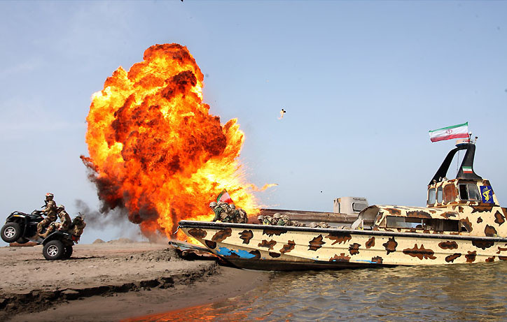 Thực tế IRGC không có nổi trong tay một tàu chiến cỡ 1.000 tấn nào, thậm chí là loại 500 tấn. Phần lớn trang bị của hải quân IRGC là các tàu tên lửa siêu nhỏ, tàu phóng lôi, tàu tuần tra gắn pháo phản lực cao tốc… Nguồn ảnh: Wikipedia