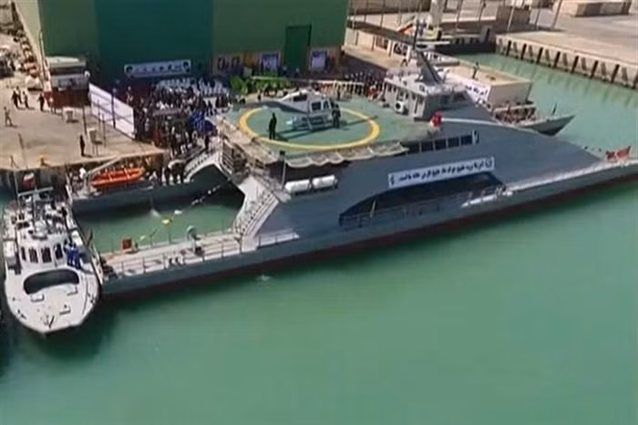 Chiếc tàu hai thân có kích thước khá lớn, trông khá đặc biệt, có sân đỗ cho trực thăng. Theo các nguồn tin, con tàu có thể chạy với tốc độ 28 hải lý/h, chở được 100 binh sĩ di chuyển tới 10.000km. Nguồn ảnh: C4 Defence