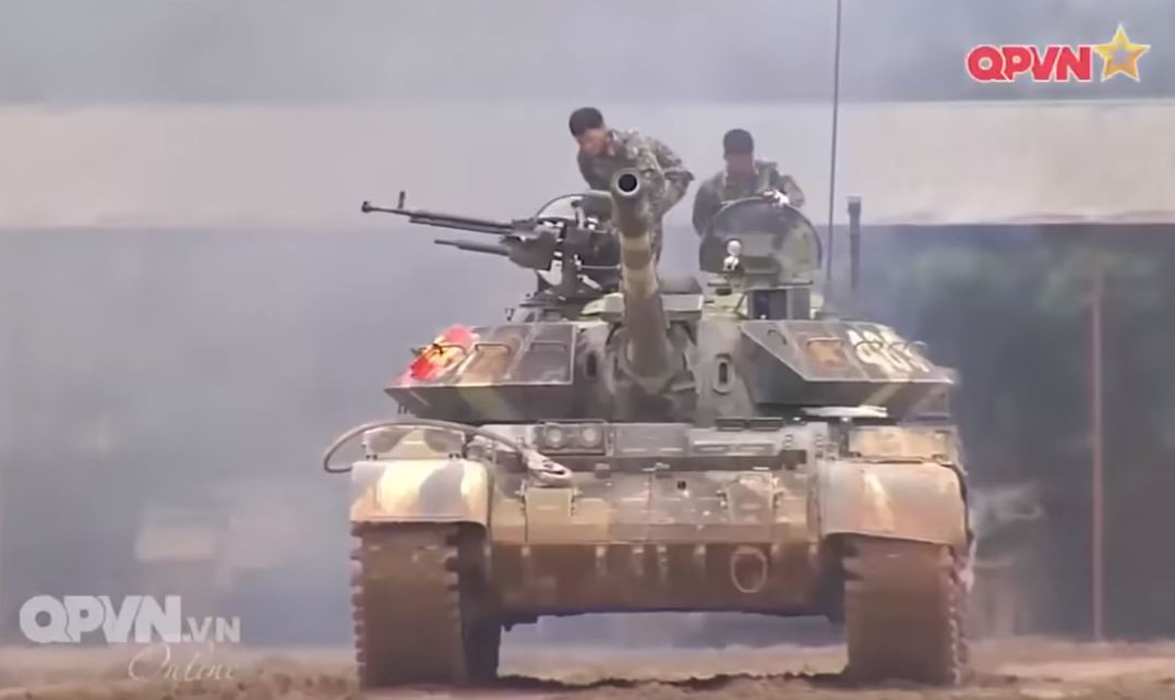 Trước đây, nhắc đến nâng cấp, có lẽ Việt Nam sẽ phải nhờ cậy bên ngoài, nhưng hiện tại mọi thứ đã dễ dàng hơn nhiều, nhà máy Z153 đã làm chủ công nghệ cải tiến hiện đại hóa xe tăng T-54B trong nước. Ảnh: Xe tăng T-54B cải tiến với giáp phản ứng nổ được sử dụng để Đội tuyển xe tăng Việt Nam tập luyện trước khi sang Nga thi đấu. Ảnh: QPVN