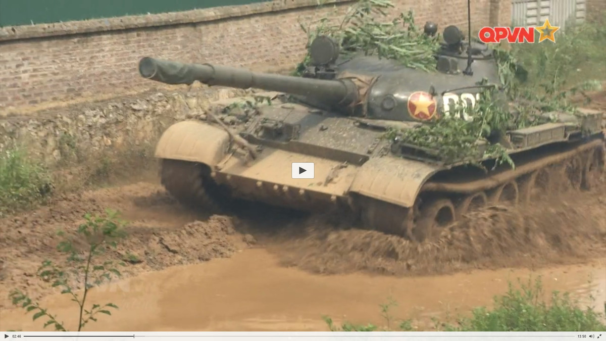 Hiện nay, ngoài các xe tăng T-54/55/59 đang có trong biên chế, Việt Nam còn sở hữu một số lượng nhỏ xe tăng chiến đấu chủ lực T-62. Đó là phiên bản nâng cấp từ T-55 với những cải tiến sâu rộng về hỏa lực – giáp bảo vệ - động cơ đến mức tạo nên một dòng xe tăng mới hoàn toàn. Ảnh: QPVN