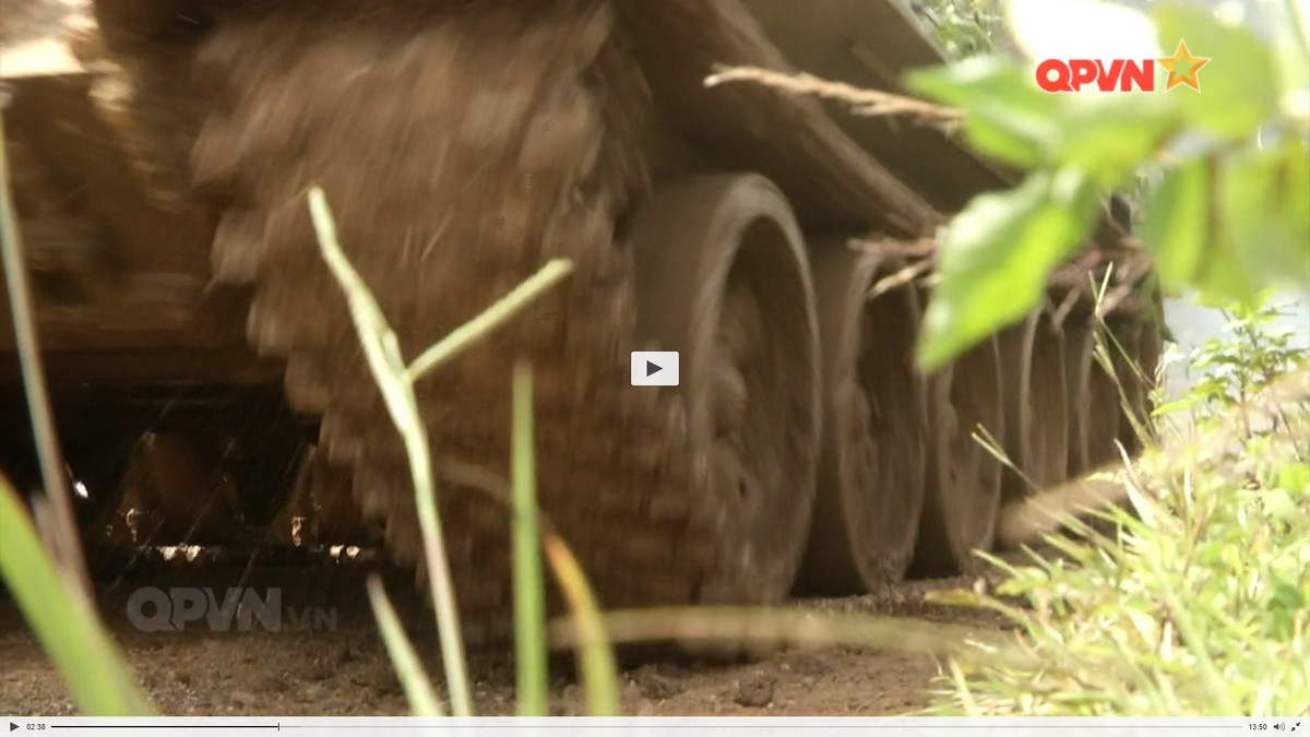 T-62 trang bị động cơ diesel 580hp cho tốc độ tối đa 40-50km/h, tầm hoạt động trên địa hình xấu là 320 km, trên đường bằng phẳng là 450 km với thùng nhiên liệu bên trong. Nếu được trang bị thêm 2 thùng nhiên liệu dung tích 200 lít thì tầm hoạt động sẽ đạt 450 km (đường xấu) và 650 km (đường bằng phẳng). Ảnh: QPVN