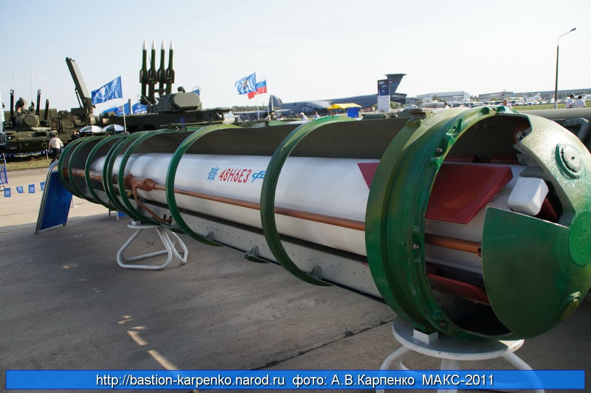 Đạn tên lửa đất đối không tầm xa 48N6P-01 cho tổ hợp tên lửa phòng không tầm xa chiến lược S-400 Triumf. Đạn này có tầm bắn từ 3-200km với mục tiêu khí động học, 5-40km với mục tiêu đạn đạo và độ cao tác xạ từ 10m tới 27km. Nguồn ảnh: bastion-kapenko