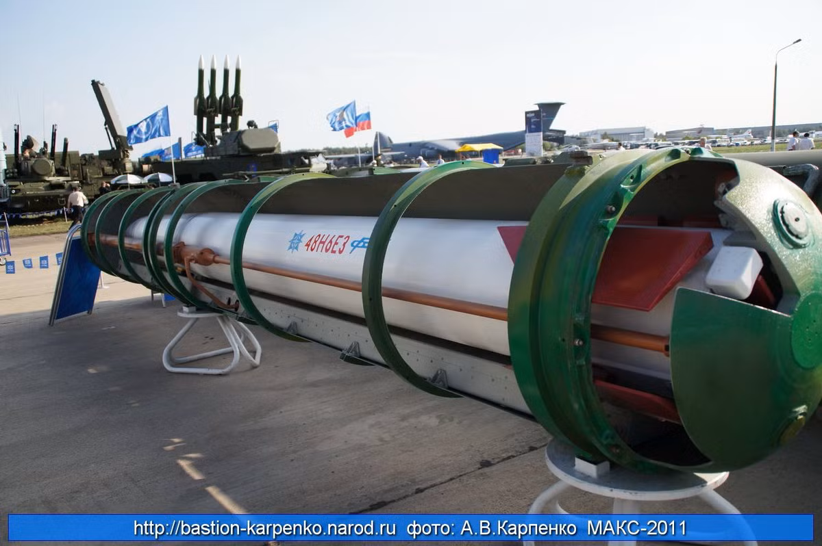 Đạn tên lửa đất đối không tầm xa 48N6P-01 cho tổ hợp tên lửa phòng không tầm xa chiến lược S-400 Triumf. Đạn này có tầm bắn từ 3-200km với mục tiêu khí động học, 5-40km với mục tiêu đạn đạo và độ cao tác xạ từ 10m tới 27km. Nguồn ảnh: bastion-kapenko