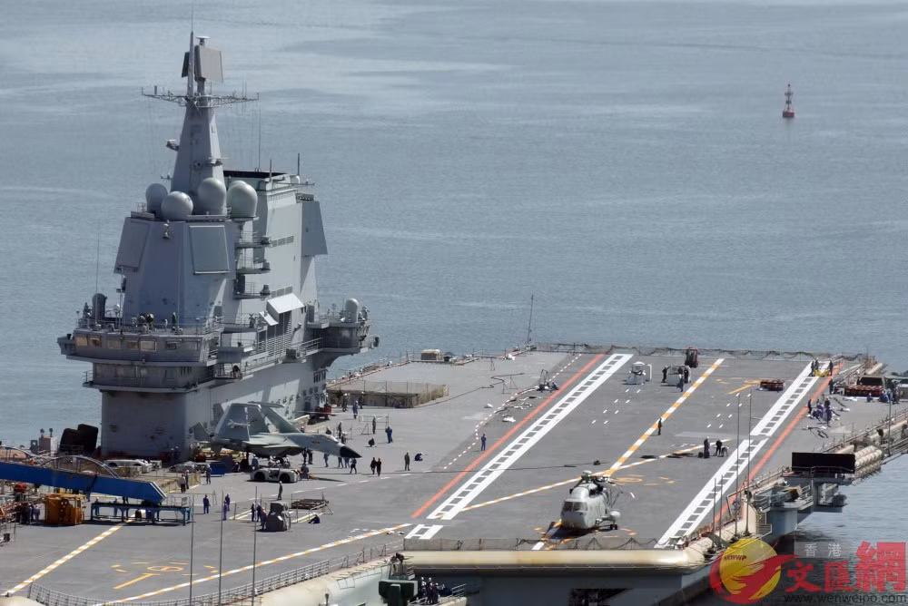 Dự kiến, Type 001A có thể chở 38-40 máy bay các loại bao gồm 32 tiêm kích hạm J-15, 8 trực thăng Z-8 và Z-9. Nguồn ảnh: wenweipo