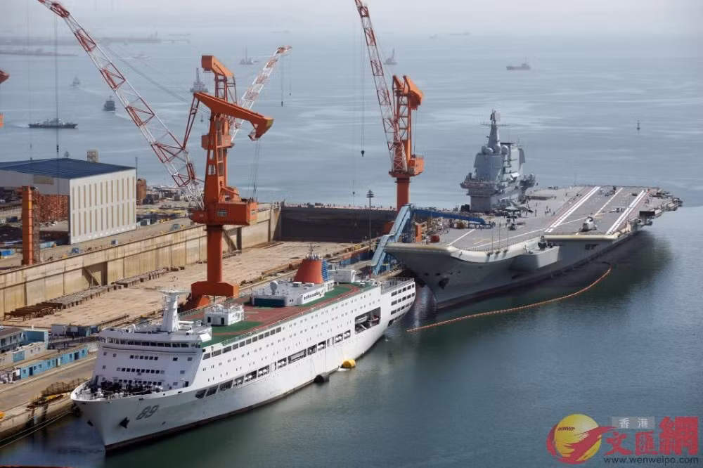 Mới đây mạng xã hội Trung Quốc lan truyền hình ảnh mới nhất ghi lại tình trạng tàu sân bay Type 001A – chiếc hàng không mẫu hạm thứ 2. Nguồn ảnh: wenweipo