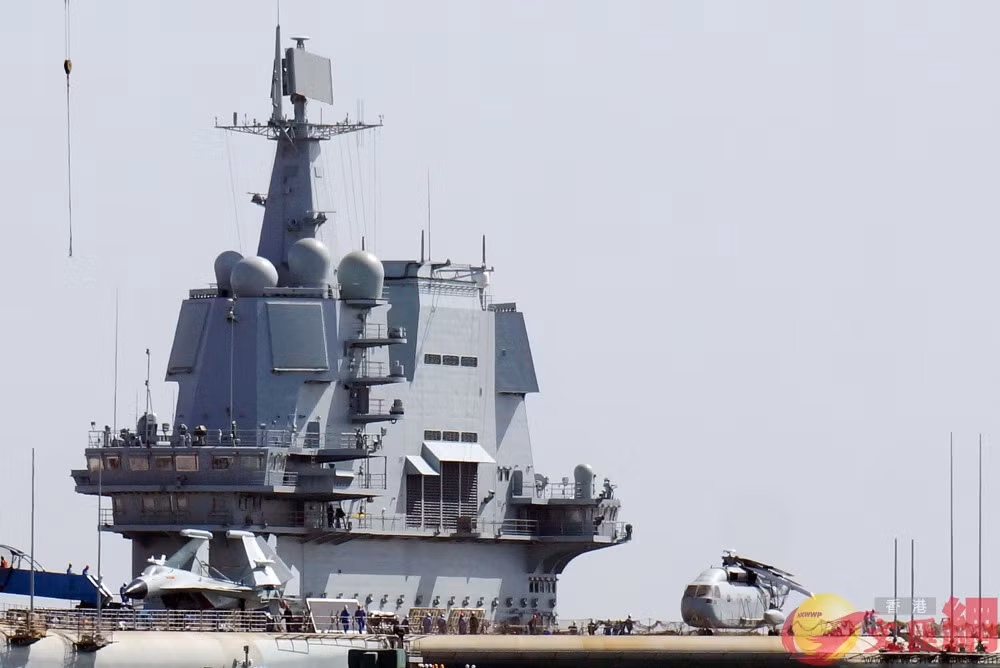 Tháp chỉ huy của Type 001A thay đổi hoàn toàn so với Liêu Ninh với hệ thống radar mạng pha chủ động ốp trên các mặt đài, khác hẳn so với tháp chỉ huy trên tàu sân bay của Nga. Cách làm của Trung Quốc "tiệm cận" với các tàu sân bay Mỹ. Nguồn ảnh: wenweipo