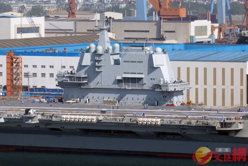 Type 001A do Tổng Công ty công nghiệp tàu thủy Trung Quốc thiết kế và chế tạo tại nhà máy Đại Liên. Dù không thừa nhận nhưng qua hình dạng con tàu thì xem ra nó được chế tạo trên cơ sở tàu sân bay Kuznetsov của Hải quân Nga. Mà đáng lưu ý, hiện Trung Quốc cũng có một chiếc, đó chính là Liêu Ninh CV-16. Nguồn ảnh: wenweipo