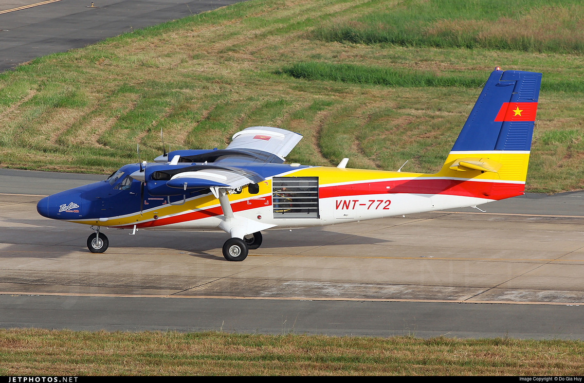 Năm 2013, chiếc DHC-6 đầu tiên được bàn giao cho Hải quân Việt Nam. Đáng chú ý, các máy bay này do phi công ta điều khiển bay từ Canada về Việt Nam thay vì vận chuyển bằng máy bay. Chuyến bay kéo dài 50 giờ bay trên không, đi qua bảy sân bay, năm quốc gia và kéo dài liên tục trong 10 ngày. Nguồn ảnh: Jetphotos