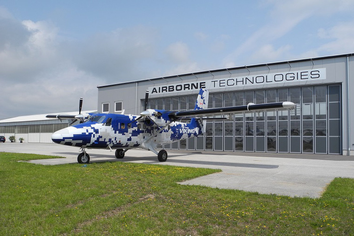 Hệ thống cảm biến mới cho phép dòng máy bay này có khả năng trinh sát, giám sát hiệu quả hơn. Trong ảnh, phiên bản Twin Otter Guardian 400 trưng bày bên ngoài trung tâm triển lãm Paris Air Show. Nguồn ảnh: Shephard Media