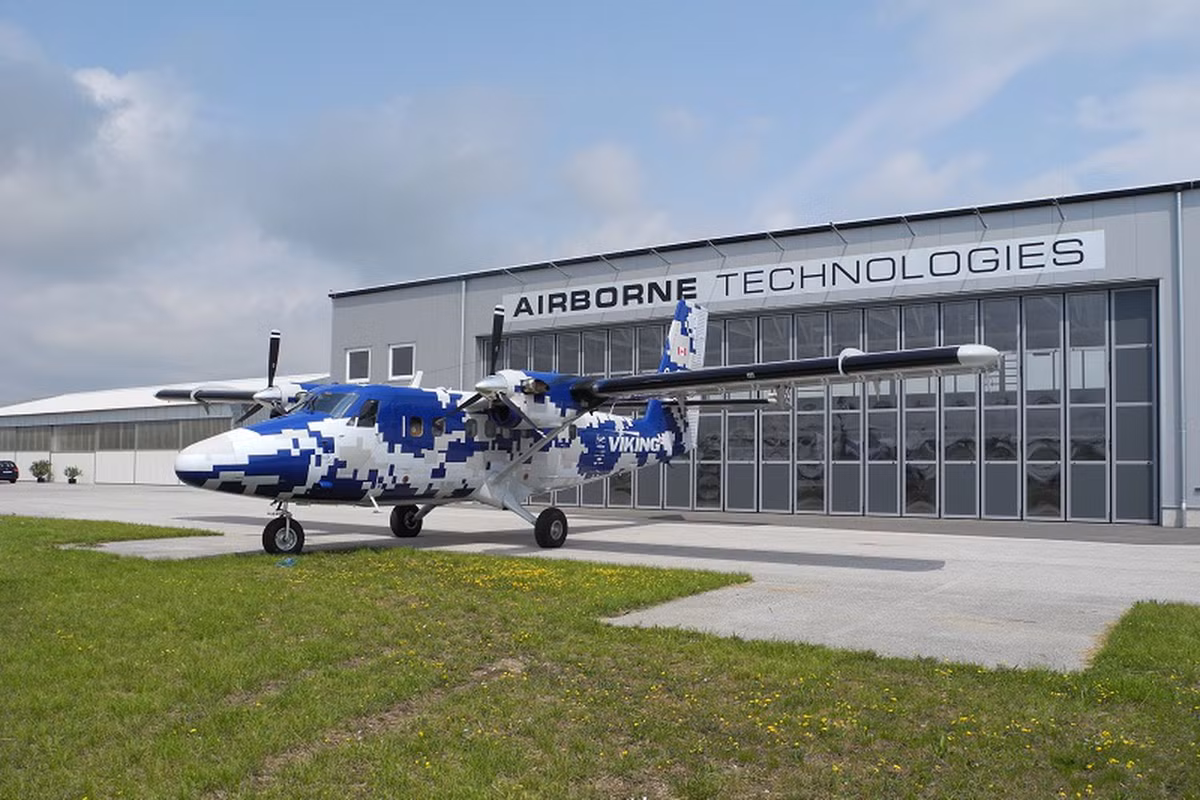 Hệ thống cảm biến mới cho phép dòng máy bay này có khả năng trinh sát, giám sát hiệu quả hơn. Trong ảnh, phiên bản Twin Otter Guardian 400 trưng bày bên ngoài trung tâm triển lãm Paris Air Show. Nguồn ảnh: Shephard Media