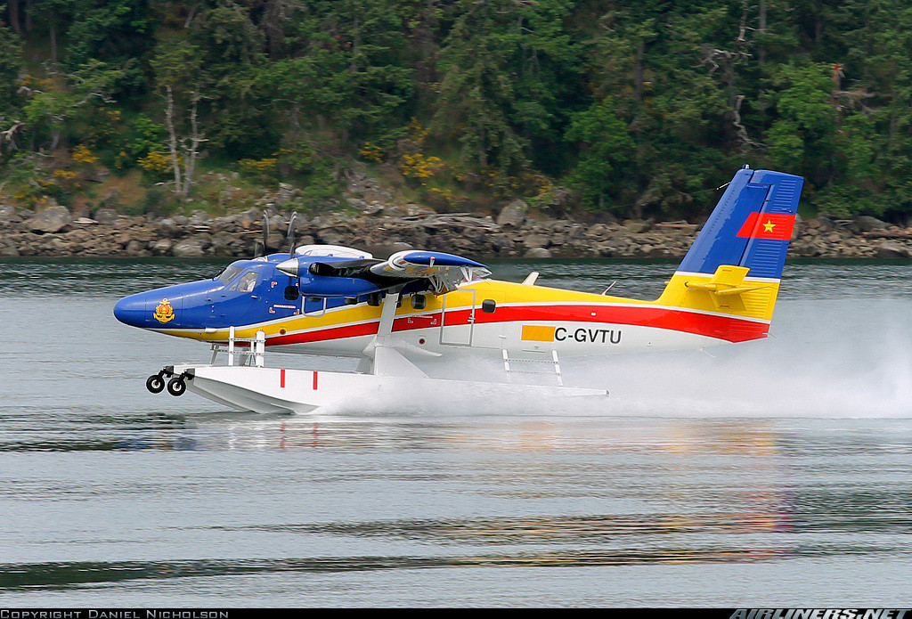 Phiên bản DHC-6 series 400 dành cho Việt Nam là phiên bản khá mới của dòng Twin Otter được đưa vào sản xuất từ năm 2009-2010 với động cơ tuabin cánh quạt Pratt &amp; Whitney PT6A-34 cải thiện đáng kể hiệu suất. Nó có tốc độ bay 337km/h (nhanh hơn bản Series 100), tầm bay 1.480km, thời gian hoạt động liên tục trên không 6,94 tiếng. Nguồn ảnh: Airliners.net