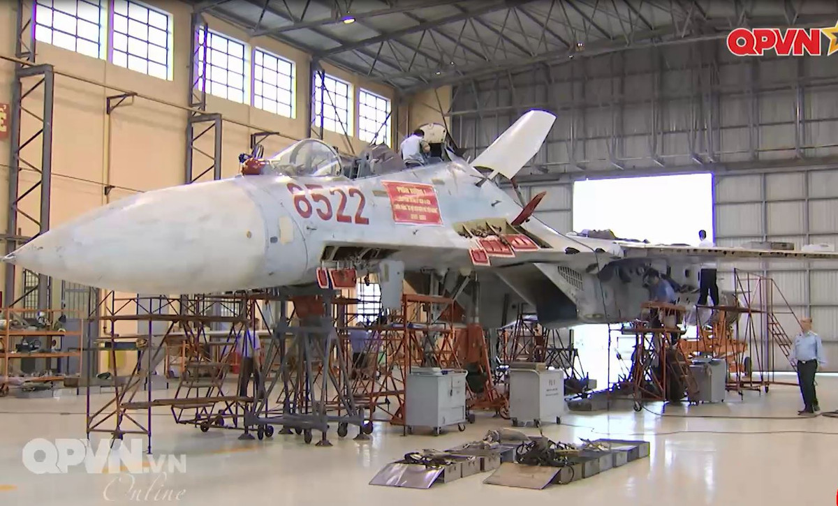 Sau khoảng 20 năm khai thác sử dụng (Việt Nam nhập khẩu Su-27 từ năm 1995), đa phần các máy bay tiêm kích Su-27 phát sinh nhiều hỏng hóc, hết giờ bay và niên hạn sử dụng giai đoạn một. Để tiếp tục sử dụng, đòi hỏi phải đại tu, sửa chữa lớn, tăng hạn sử dụng thêm 15-20 năm nữa. Ảnh: Kênh QPVN