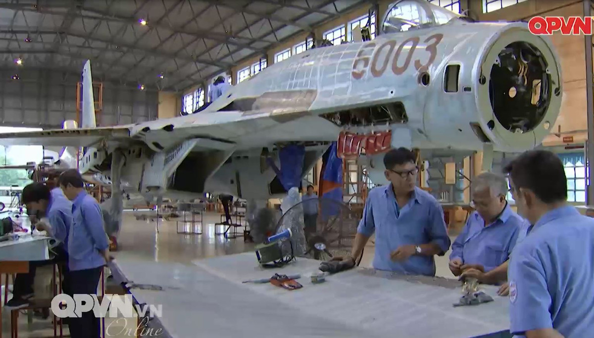 Sau “8526”, hàng loạt các máy bay Su-27 còn lại gồm cả phiên bản một chỗ ngồi Su-27SK số hiệu 600x lần lượt vào “bệnh viện A32” để “bước vào cuộc sống mới”. Ảnh: Kênh QPVN