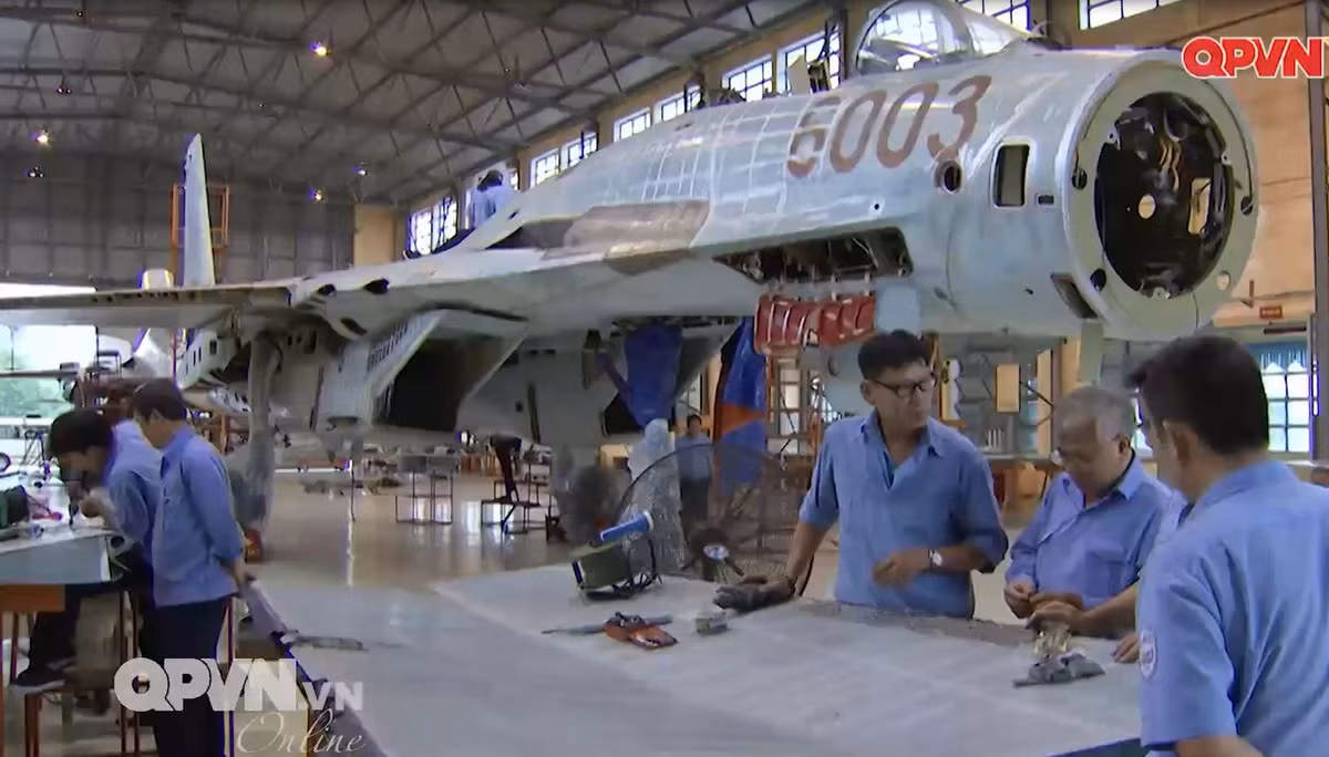 Sau “8526”, hàng loạt các máy bay Su-27 còn lại gồm cả phiên bản một chỗ ngồi Su-27SK số hiệu 600x lần lượt vào “bệnh viện A32” để “bước vào cuộc sống mới”. Ảnh: Kênh QPVN