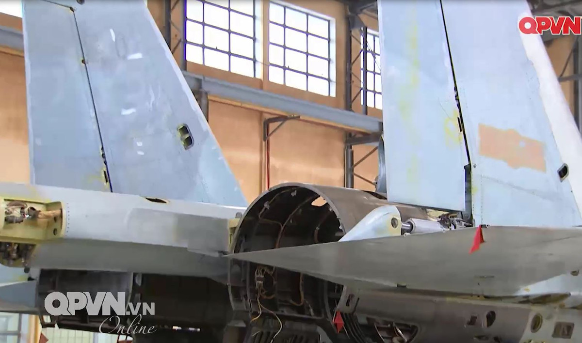 Chiến đấu cơ 8526 đã được đưa tới khám chữa bệnh ở 11 phân xưởng nhà máy A32, mỗi phân xưởng đều ghi chép rất chi tiết, cẩn thận, tất cả phải tuân thủ quy trình hết sức nghiêm ngặt. Ảnh: Kênh QPVN