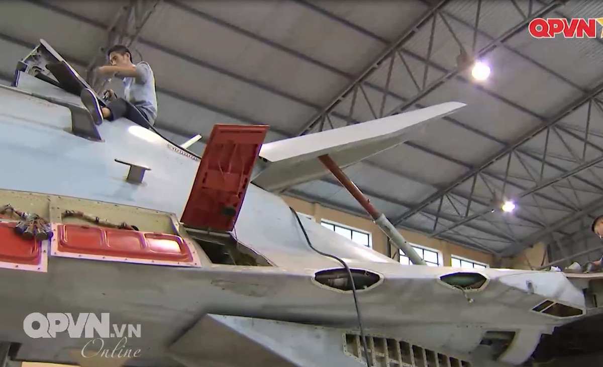 Kênh QPVN cho hay, khi bắt đầu sửa chữa lớn cho máy bay Su-27, nhà máy A32 gặp rất nhiều khó khăn. Mà thử thách đầu tiên là tháo rã toàn bộ máy bay để kiểm tra tất cả linh kiện, phụ kiện từ khung, thân, vỏ, động cơ máy bay đến những cái nhỏ nhất như đinh vít, kẹp, vòng bi. Ảnh: Kênh QPVN