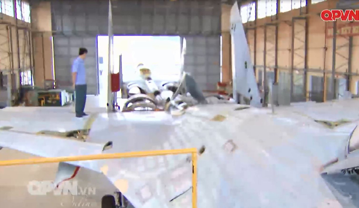 Theo kênh Quốc phòng Việt Nam, trước đây, suốt một thời gian dài, việc sửa chữa máy bay Su-27 phải phụ thuộc hoàn toàn vào nước ngoài và các chuyên gia của họ. Do đó, chi phí cho việc này là rất tốn kém trong điều kiện ngân sách nước ta còn nhiều hạn chế. Và đó là lý do, là động lực để cán bộ nhân viên nhà máy hàng không A32 nỗ lực nghiên cứu làm chủ hoàn toàn công nghệ tăng hạn Su-27 trong nước. Ảnh: Kênh QPVN