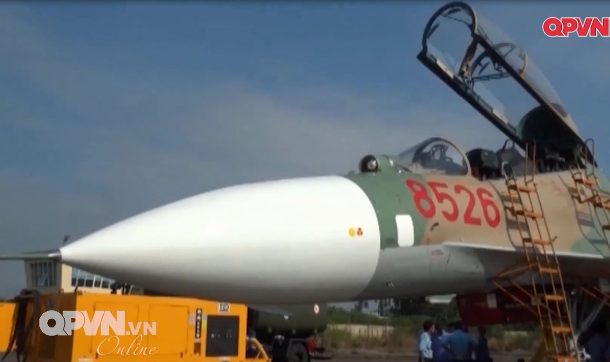 Thiếu tá Phạm Bá Nguyên - Phó Giám đốc nhà máy A32, Cục Kỹ thuật cho biết, năm 2016, nhà máy A32 hoàn thành đại tu tăng hạn thành công máy bay Su-27 đầu tiên thuộc phiên bản "UBK" (hai chỗ ngồi) mang số hiệu 8526. Ảnh: Kênh QPVN