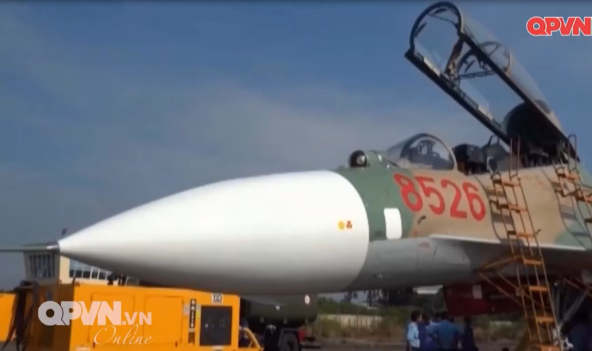Thiếu tá Phạm Bá Nguyên - Phó Giám đốc nhà máy A32, Cục Kỹ thuật cho biết, năm 2016, nhà máy A32 hoàn thành đại tu tăng hạn thành công máy bay Su-27 đầu tiên thuộc phiên bản "UBK" (hai chỗ ngồi) mang số hiệu 8526. Ảnh: Kênh QPVN