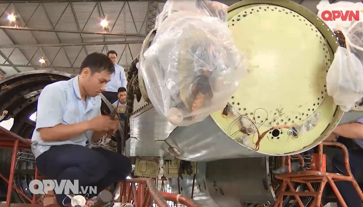 Có hơn 100.000 phụ kiện, tất cả phải được hiệu chỉnh, sửa chữa, có nhiều chi tiết phải thay thế, khi lắp ráp lại phải đồng bộ, ko có một khiếm khuyết hay hỏng hóc nào thì máy bay mới được phép lên trời. Ảnh: Kênh QPVN