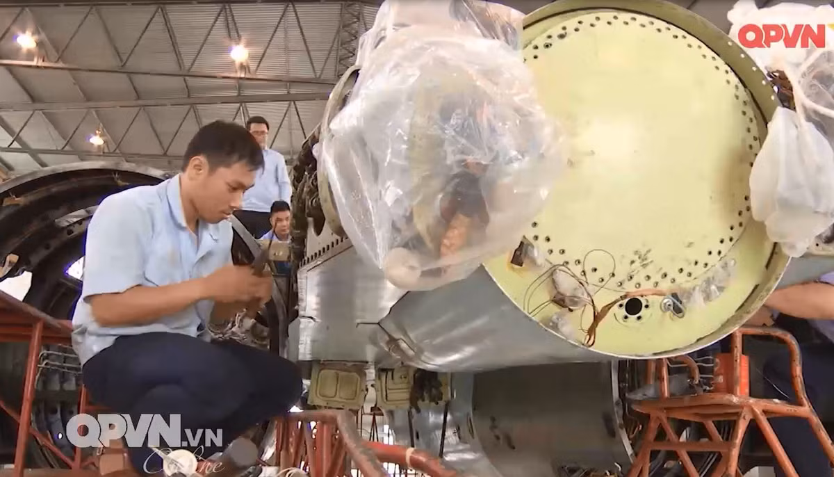 Có hơn 100.000 phụ kiện, tất cả phải được hiệu chỉnh, sửa chữa, có nhiều chi tiết phải thay thế, khi lắp ráp lại phải đồng bộ, ko có một khiếm khuyết hay hỏng hóc nào thì máy bay mới được phép lên trời. Ảnh: Kênh QPVN