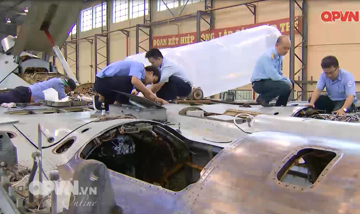 Và thực tế, như chúng ta đã biết, sau nhiều năm miệt mài nghiên cứu, đến nay nhà máy A32 đã trở thành một trong số ít các cơ sở sửa chữa máy bay chiến đấu ngoài nước Nga tự tăng hạn thành công máy bay tiêm kích Su-27 rất hiện đại. Tất nhiên, để làm được điều đó là nỗ lực phi thường của tập thể nhà máy A32. Ảnh: Kênh QPVN