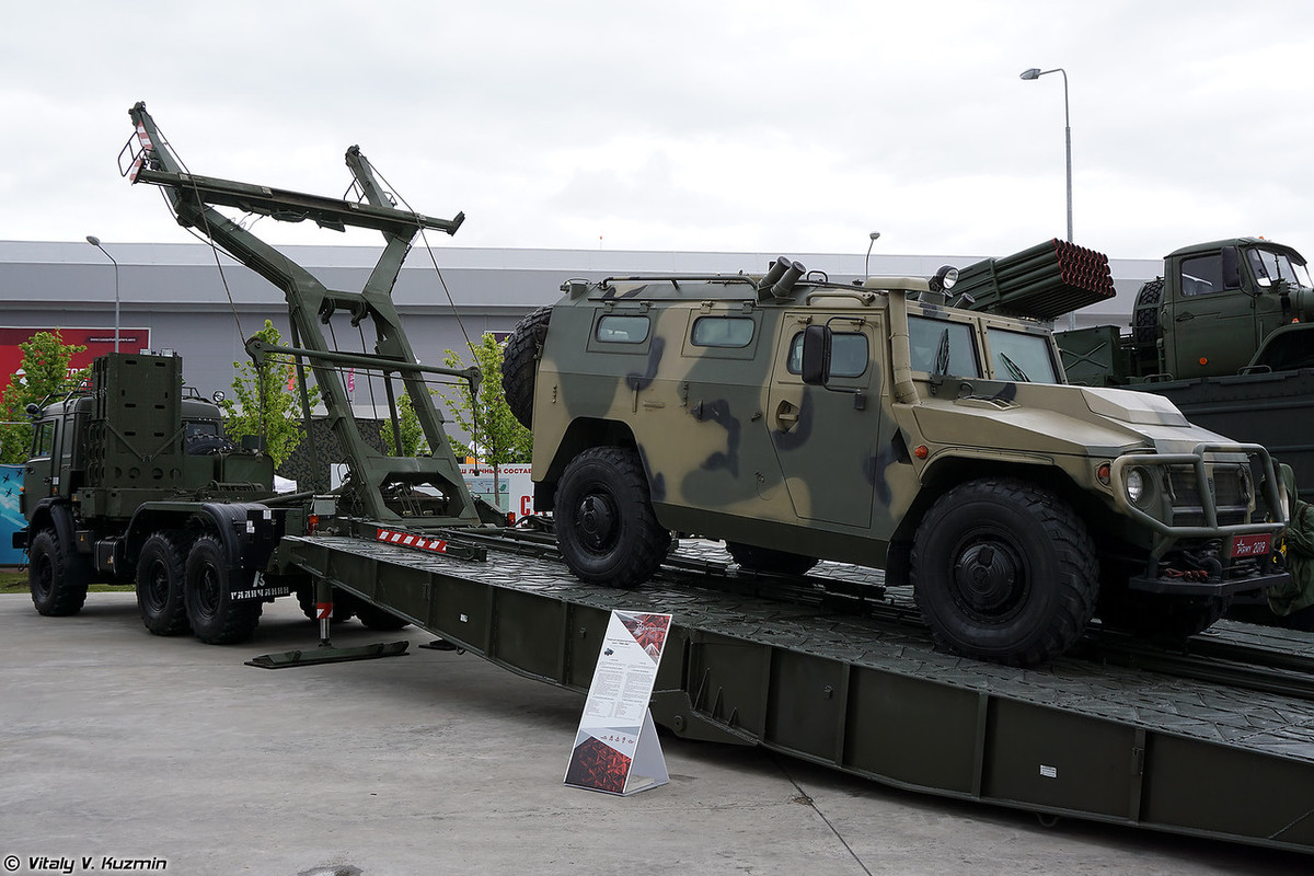 Trong ảnh là cầu cơ giới tự hành TMM-3M2 chuyên đảm bảo vượt sông suối và các khe nứt, thông đường cho các phương tiện binh khí kỹ thuật hạng nặng bánh xích hoặc bánh lốp. Nguồn ảnh: Vitaly-Kuzmin