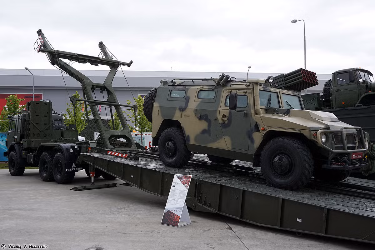 Trong ảnh là cầu cơ giới tự hành TMM-3M2 chuyên đảm bảo vượt sông suối và các khe nứt, thông đường cho các phương tiện binh khí kỹ thuật hạng nặng bánh xích hoặc bánh lốp. Nguồn ảnh: Vitaly-Kuzmin