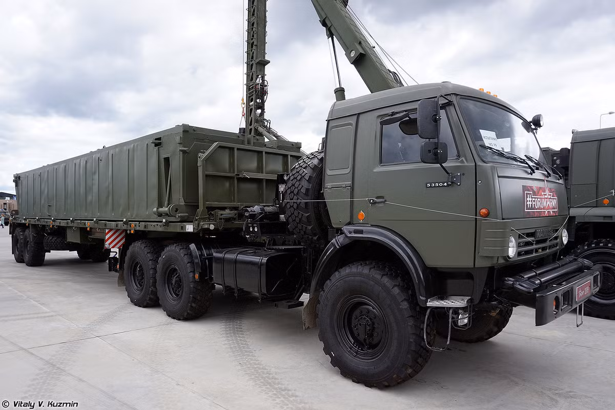 Trong ảnh là thành phần bộ khí tài cầu đường sắt MLZh-VF-VT được thiết kế để tạo ra các đường sắt giúp bổ sung khi đường sắt bị đánh phá hư hỏng. Nguồn ảnh: Vitaly-Kuzmin