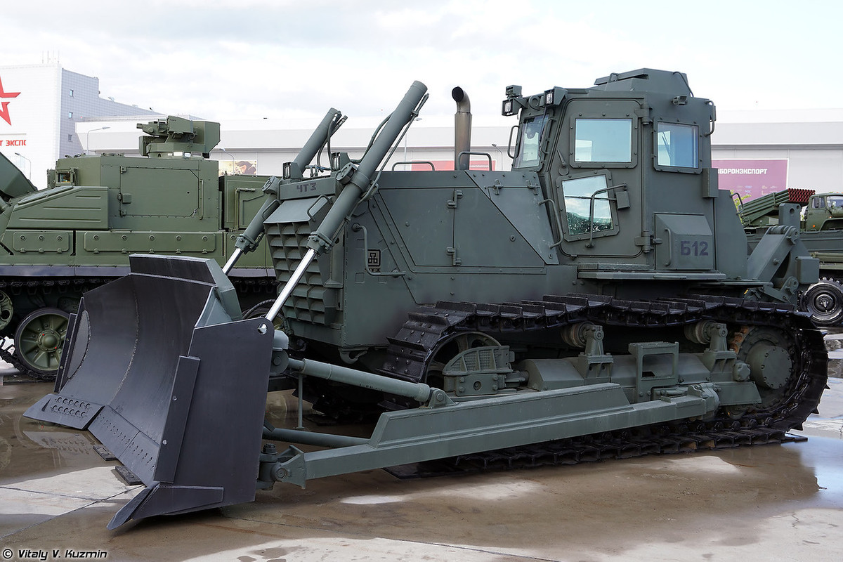 Máy ủi bọc thép B12S. Nguồn ảnh: Vitaly-Kuzmin