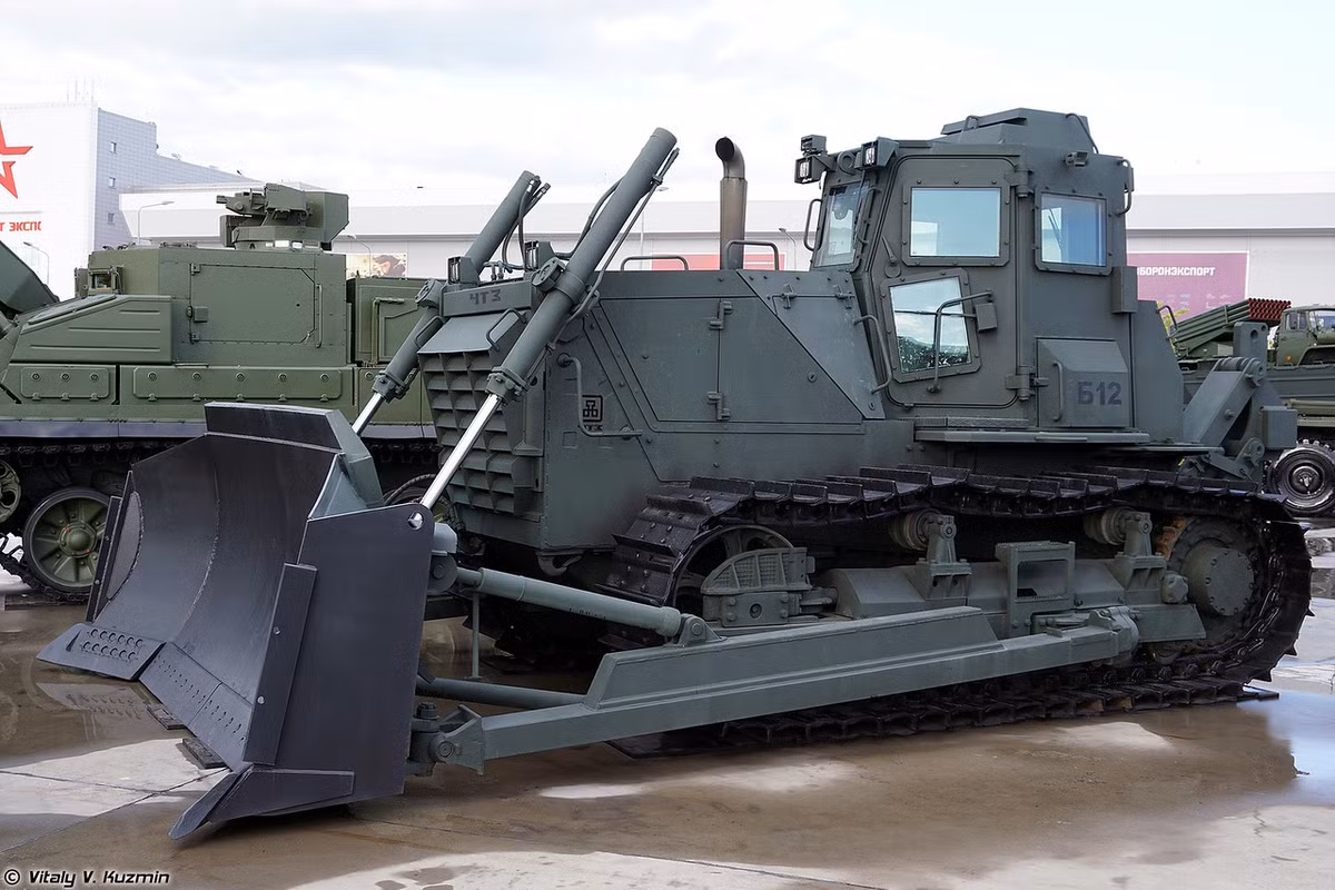 Máy ủi bọc thép B12S. Nguồn ảnh: Vitaly-Kuzmin