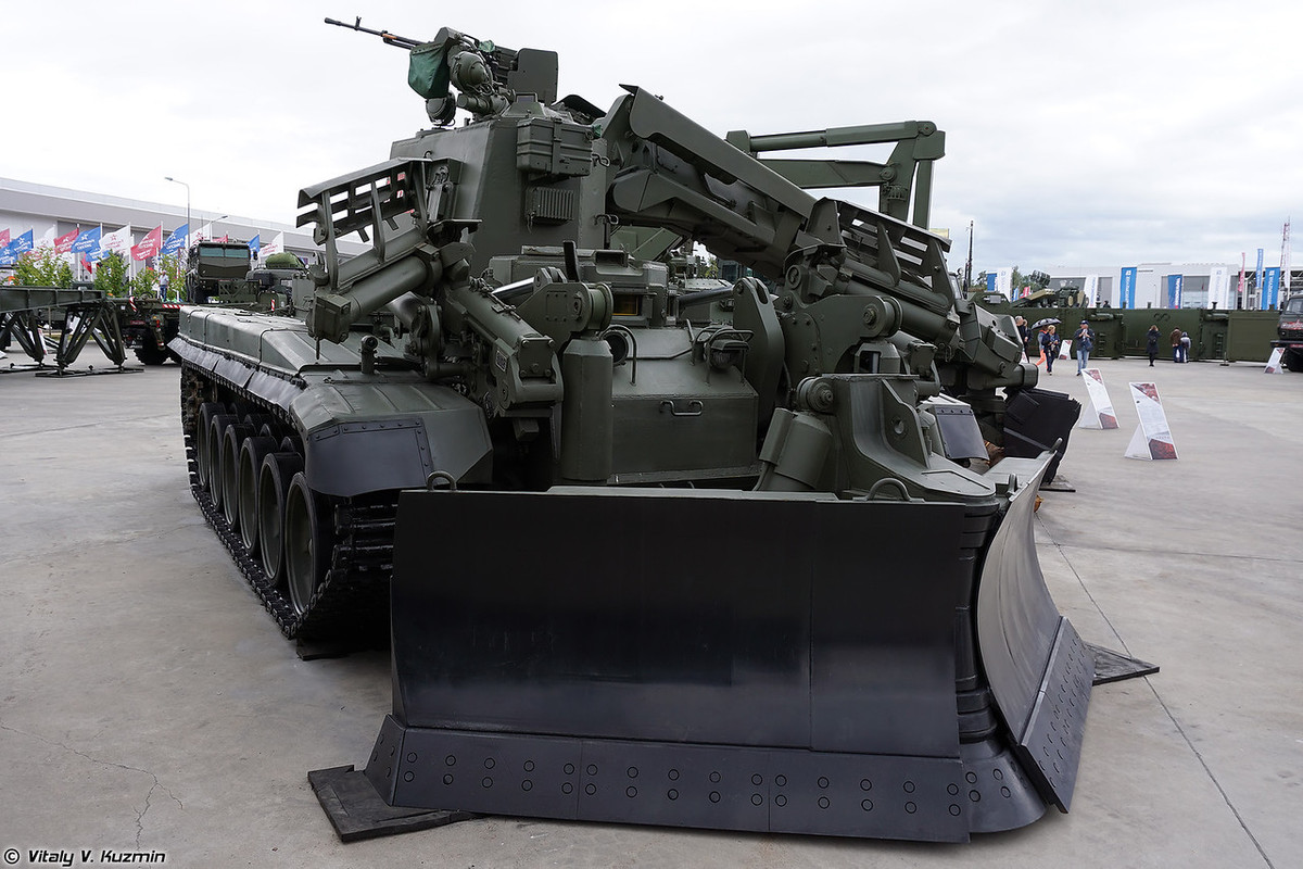 Xe công binh công trình hạng nặng IMR-3M được thiết kế trên khung gầm xe tăng chủ lực T-90 hiện đại. Hiện Việt Nam có trong tay 2 chiếc IMR-2M thế hệ trước của loại này, dùng khung gầm T-72. Nguồn ảnh: Vitaly-Kuzmin