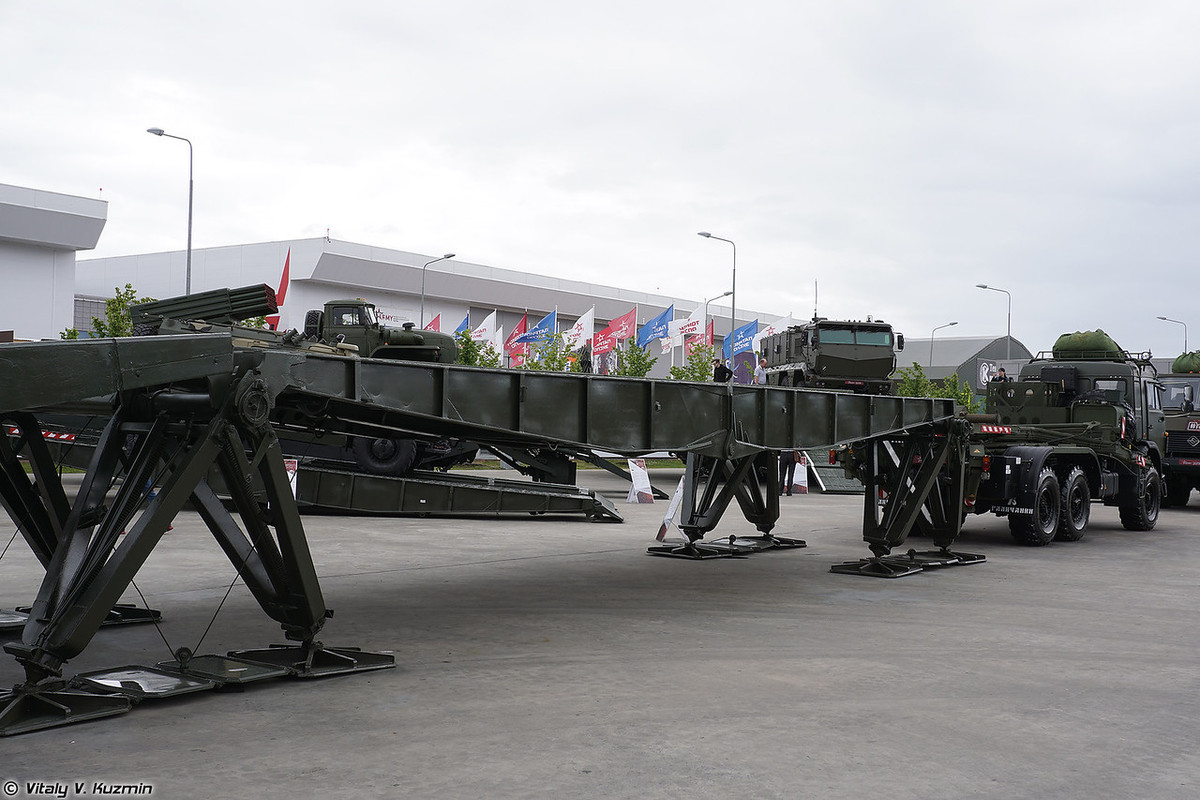 Bộ khí tài cơ động trên khung gầm 4 xe vận tải hạng nặng KAMAZ. Nguồn ảnh: Vitaly-Kuzmin