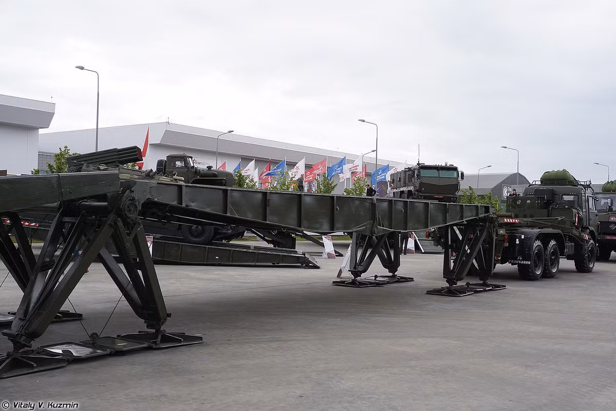 Bộ khí tài cơ động trên khung gầm 4 xe vận tải hạng nặng KAMAZ. Nguồn ảnh: Vitaly-Kuzmin